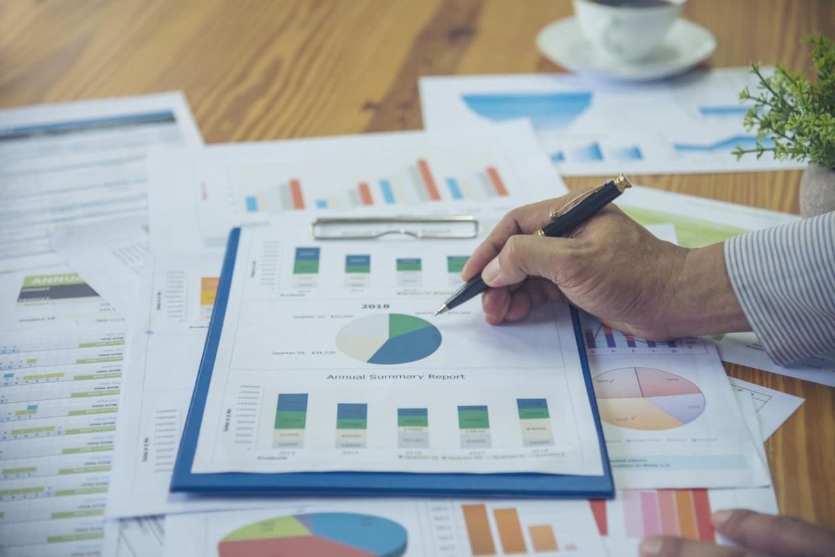 Inversor analiza gráficas relacionadas con fondos indexados.