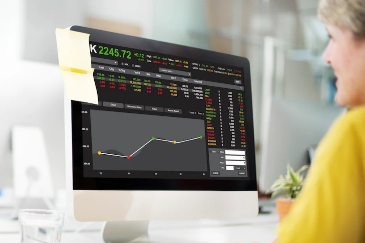 Mujer analizando los datos del mercado de valores