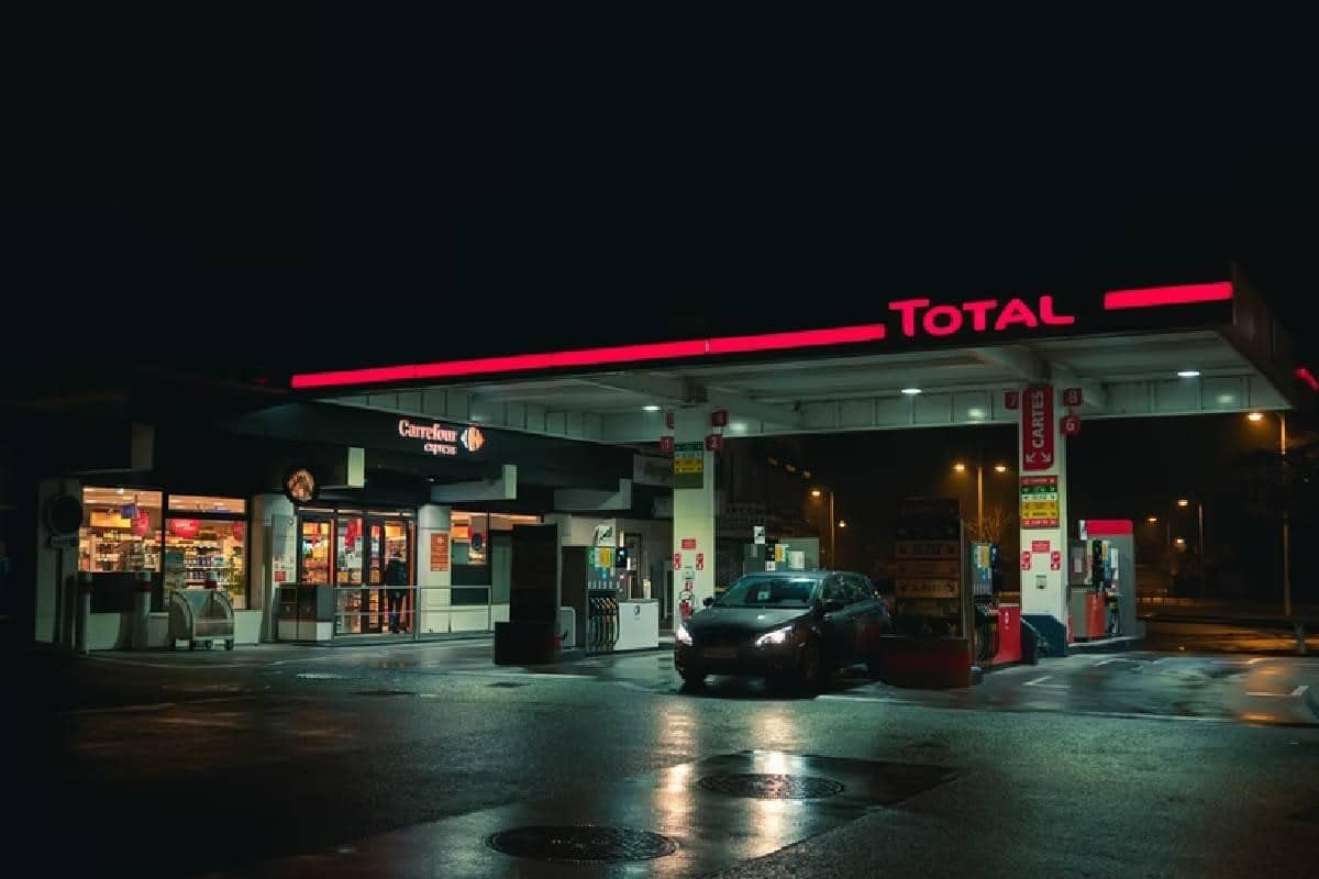  Estación de servicio de Total, una de las empresas que tiene activos para invertir en Libertex. 