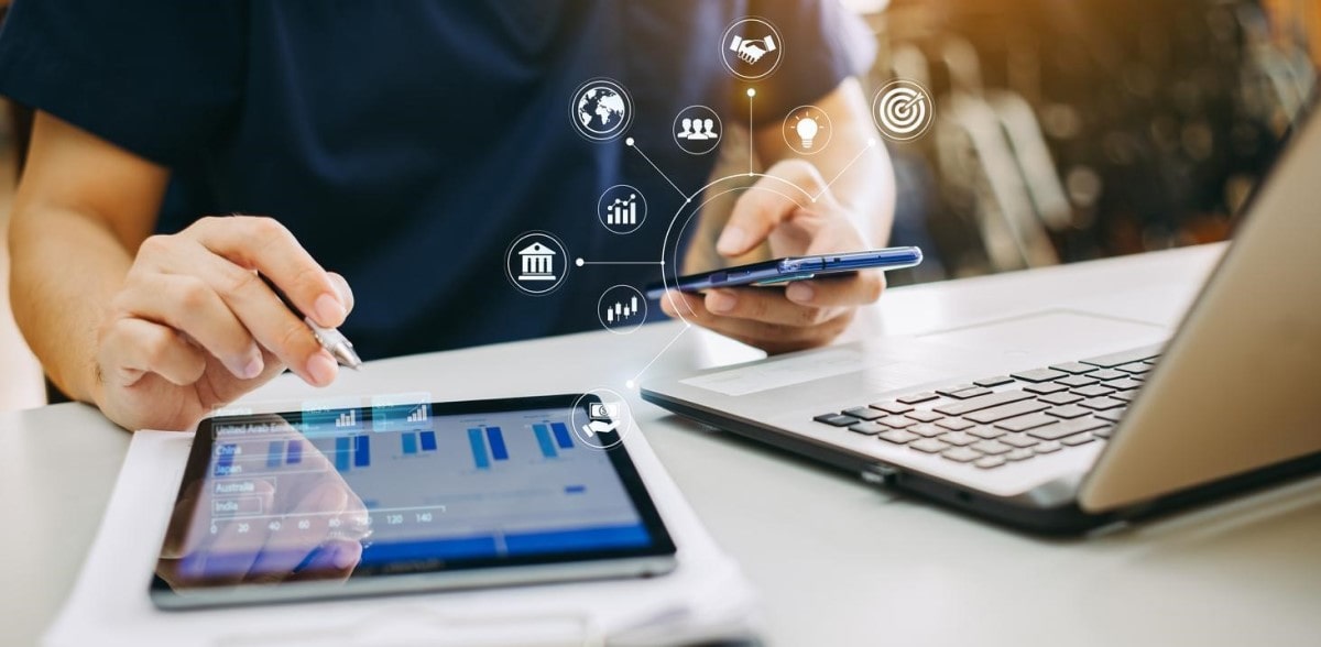 Un empresario analiza información con ayuda de herramientas de inteligencia artificial.