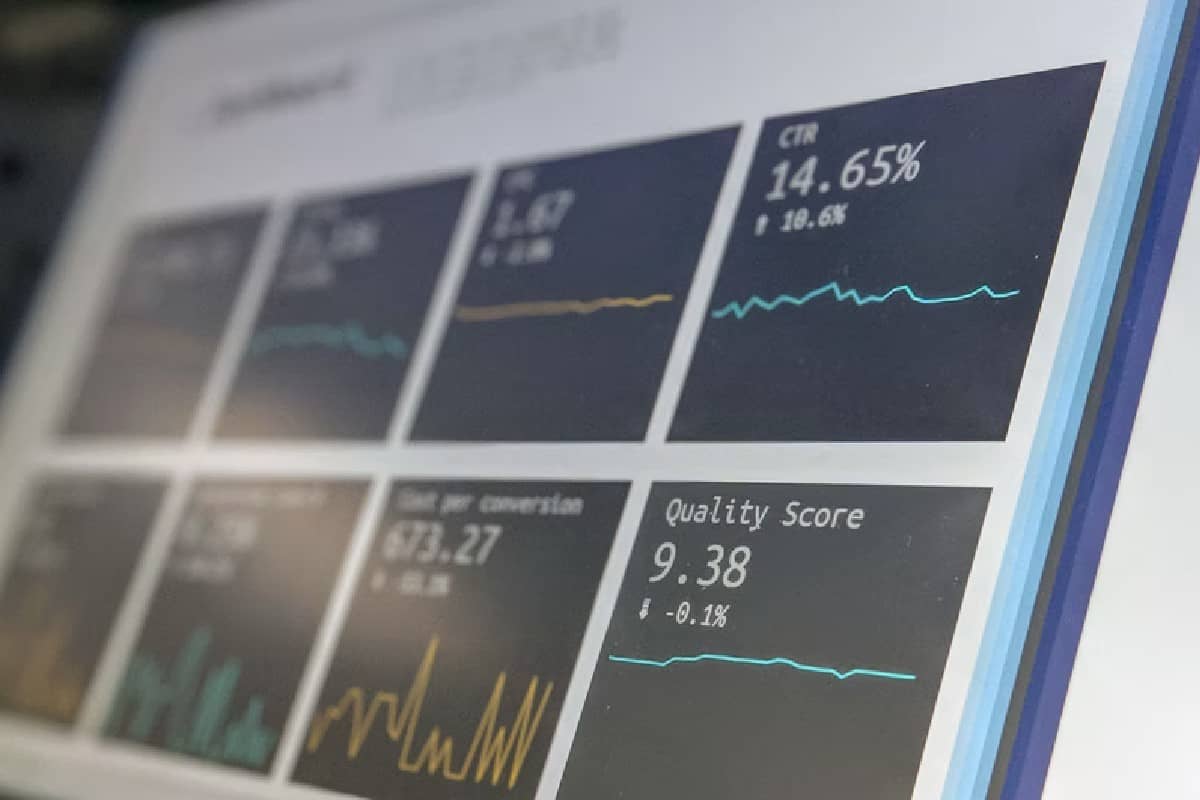 Gráficos en la computadora muestran los instrumentos financieros y ejemplos.