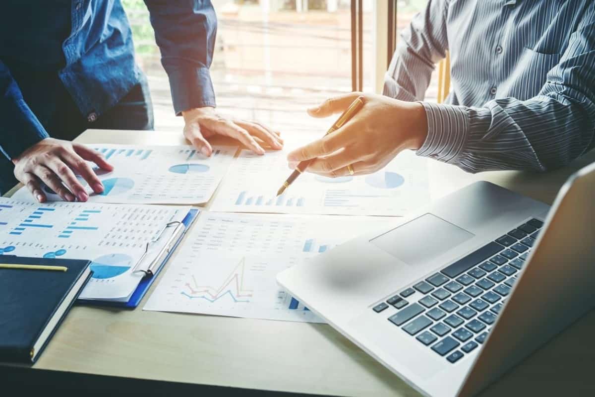 Grupo de empresarios analizan tendencias de inversiones en Ecuador.