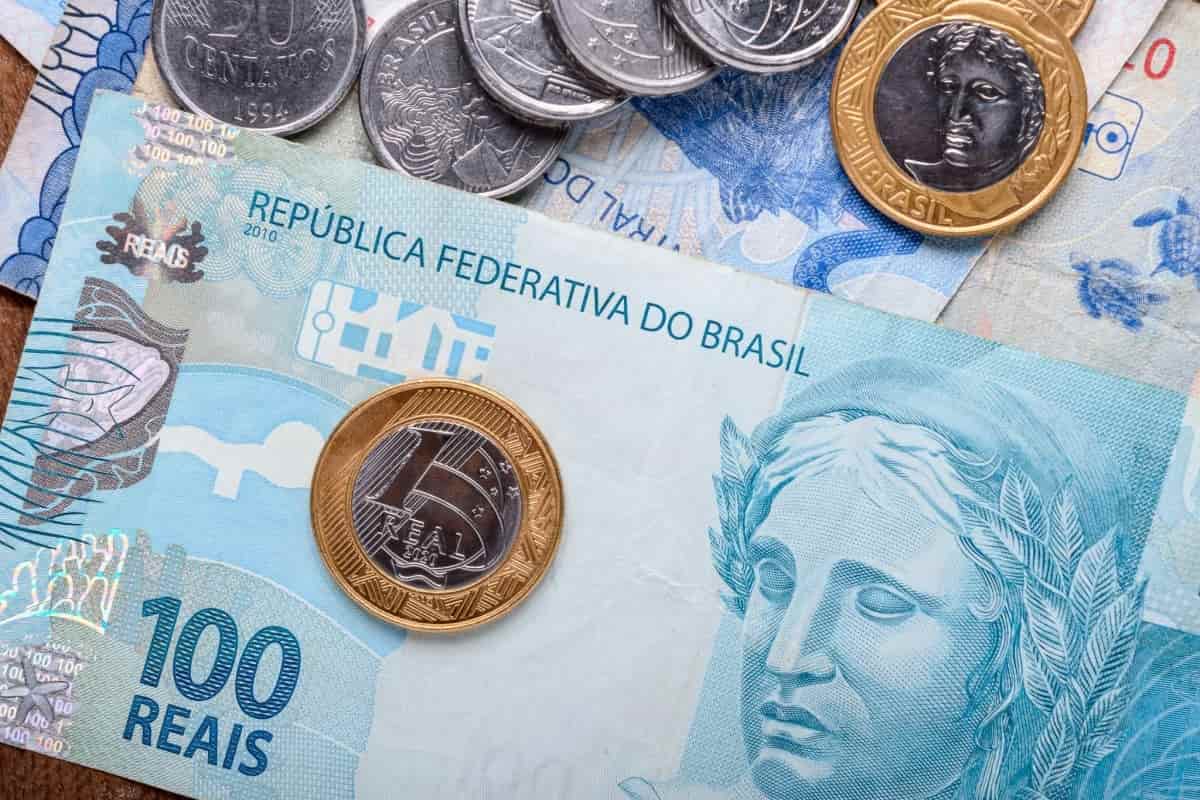 Reales brasileños sobre una mesa. A la hora de invertir en divisas emergentes, esta es una alternativa atractiva.