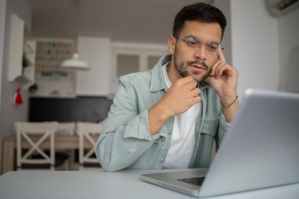 Trader opera desde su casa y sigue el paso a paso para invertir en plata.