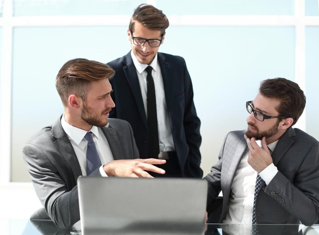 Inversionistas conversan y analizan el riesgo de liquidez de algunos activos.