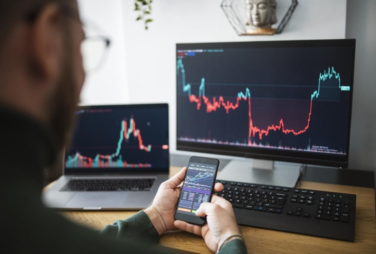 Un trader analiza tendencias antes de elegir la mejor criptomoneda para invertir.