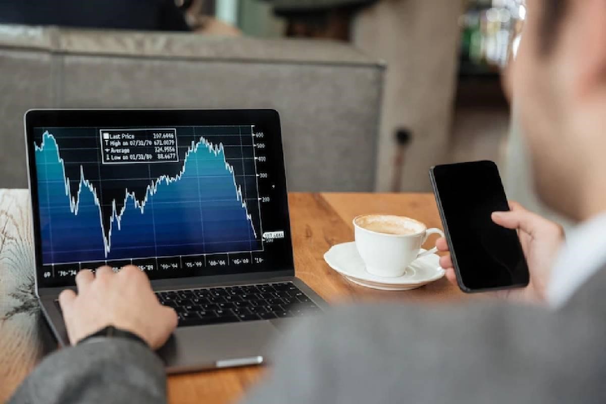 Un trader analiza gráficos para saber cuál es la mejor criptomoneda para invertir.