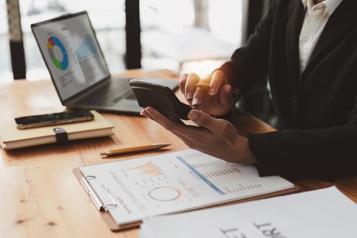 Un hombre de negocios analiza las mejores inversiones en Colombia.