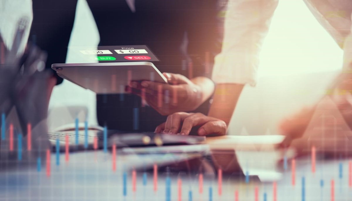 Comerciantes de la bolsa de valores analizan gráficos del mercado accionario.