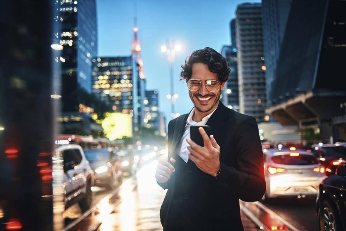 Un joven empresario indaga en su celular sobre el mercado emergente.