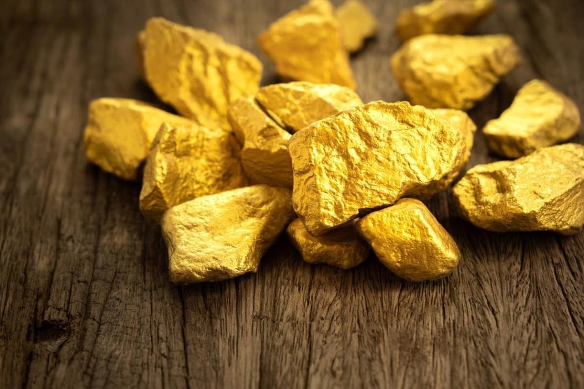 Mineral de oro puro sobre una superficie de madera. Este es uno de los principales activos del mercado de materias primas.