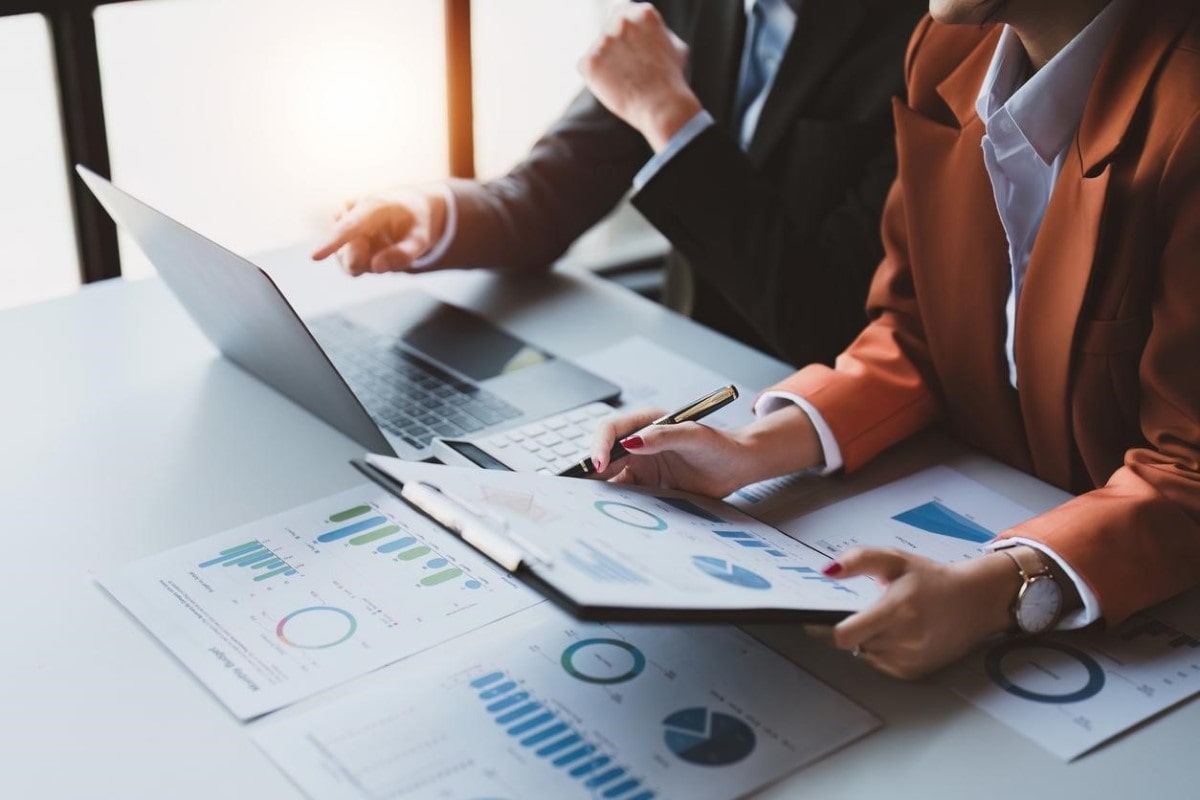 Dos personas analizan estrategias para negociar en el mercado OTC.