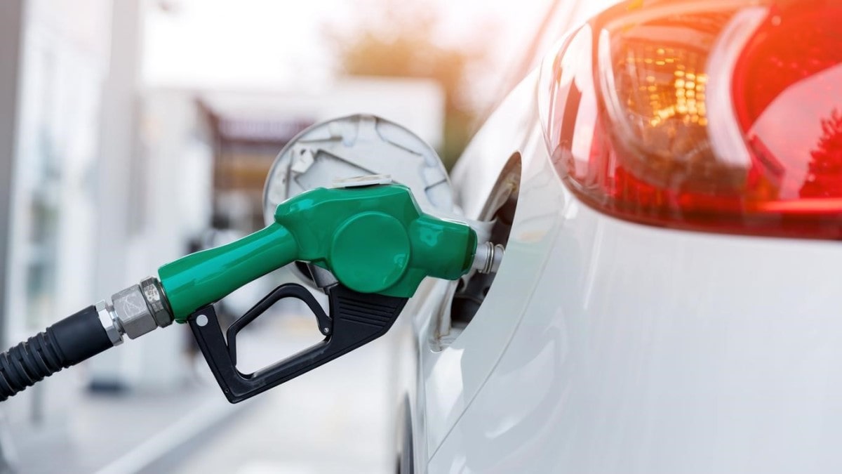 Una persona llena de combustible su vehículo. La gasolina es uno de los principales productos del mercado de petróleo.