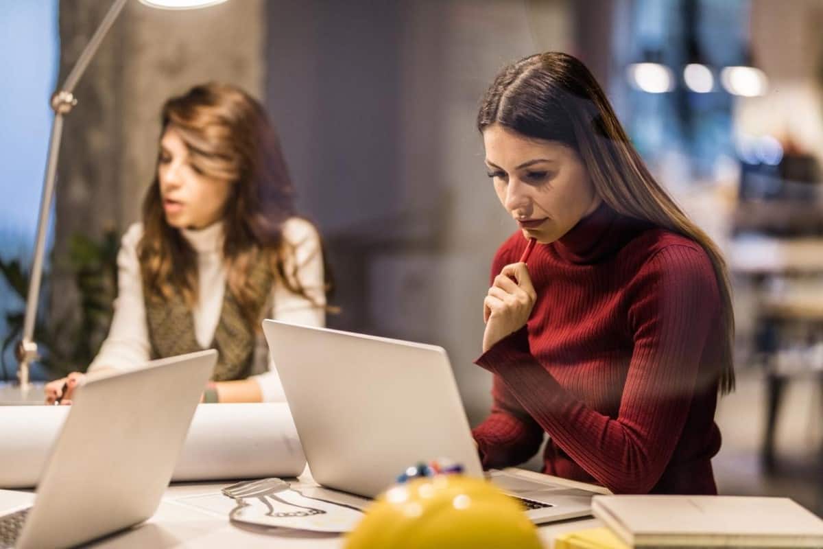 Inversionista investiga y analiza el mercado de petróleo.