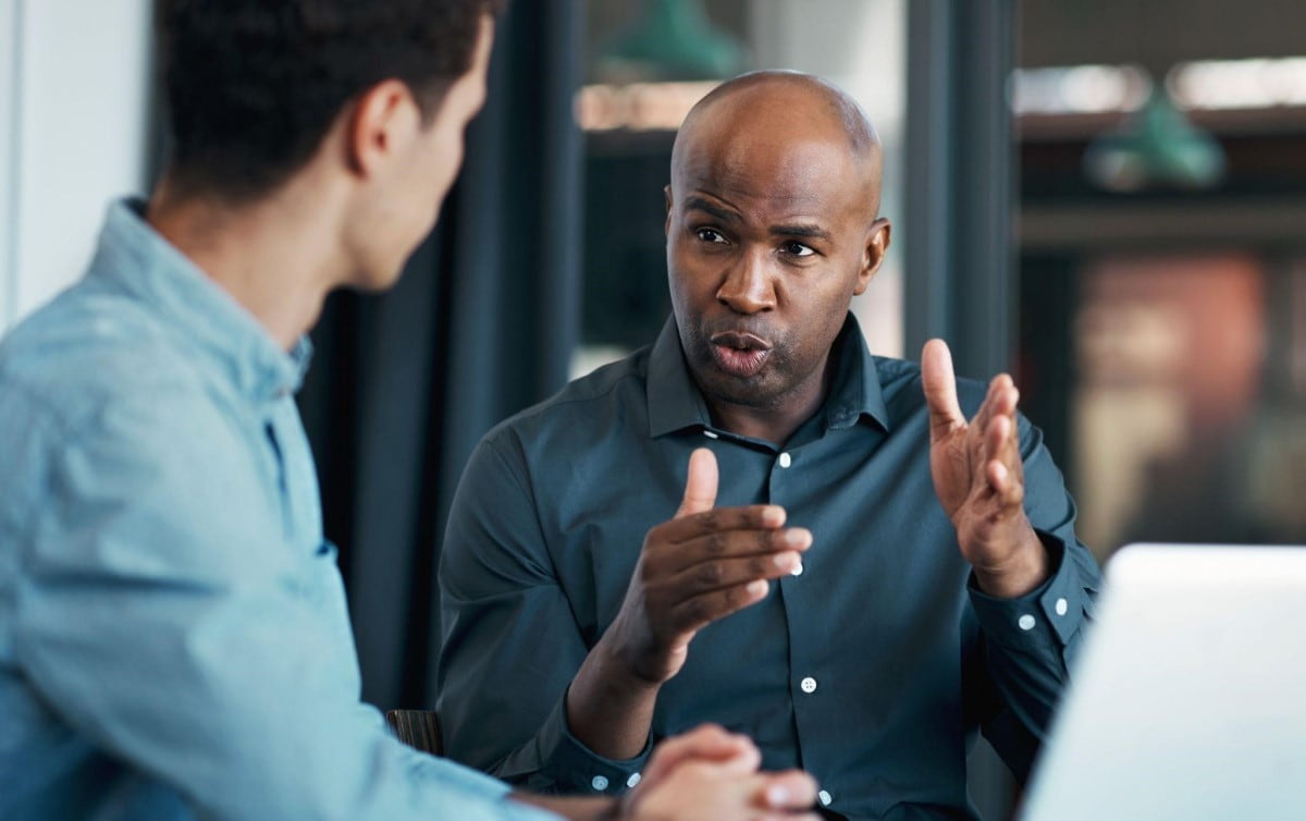 Un empresario conversa con otro sobre el mercado de renta fija.