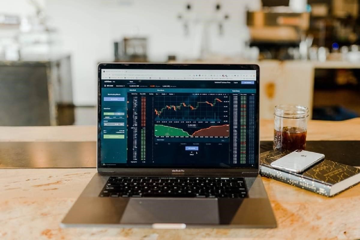 Computadora con gráficos de Metatrader 4.