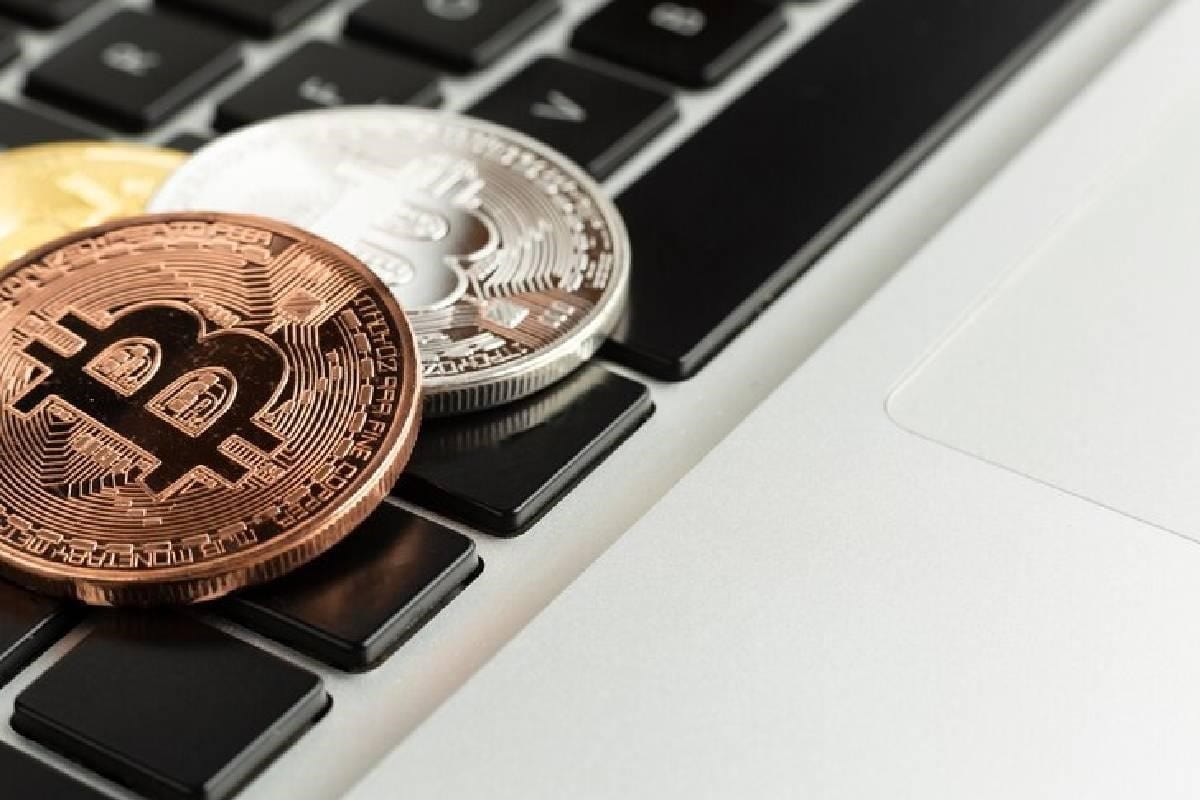 Monedas de Bitcoin sobre una computadora. Esta criptomoneda es total tendencia.