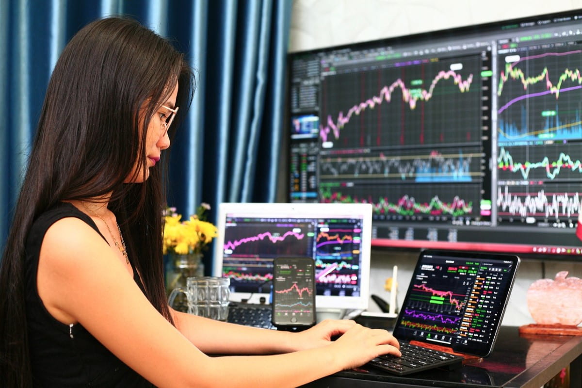 Mujer analizando los activos de la bolsa de NASDAQ.