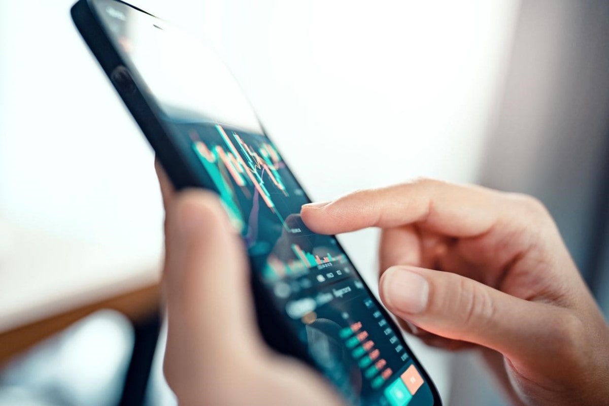 Un trader revisa en una plataforma de trading cuál es la nueva criptomoneda.