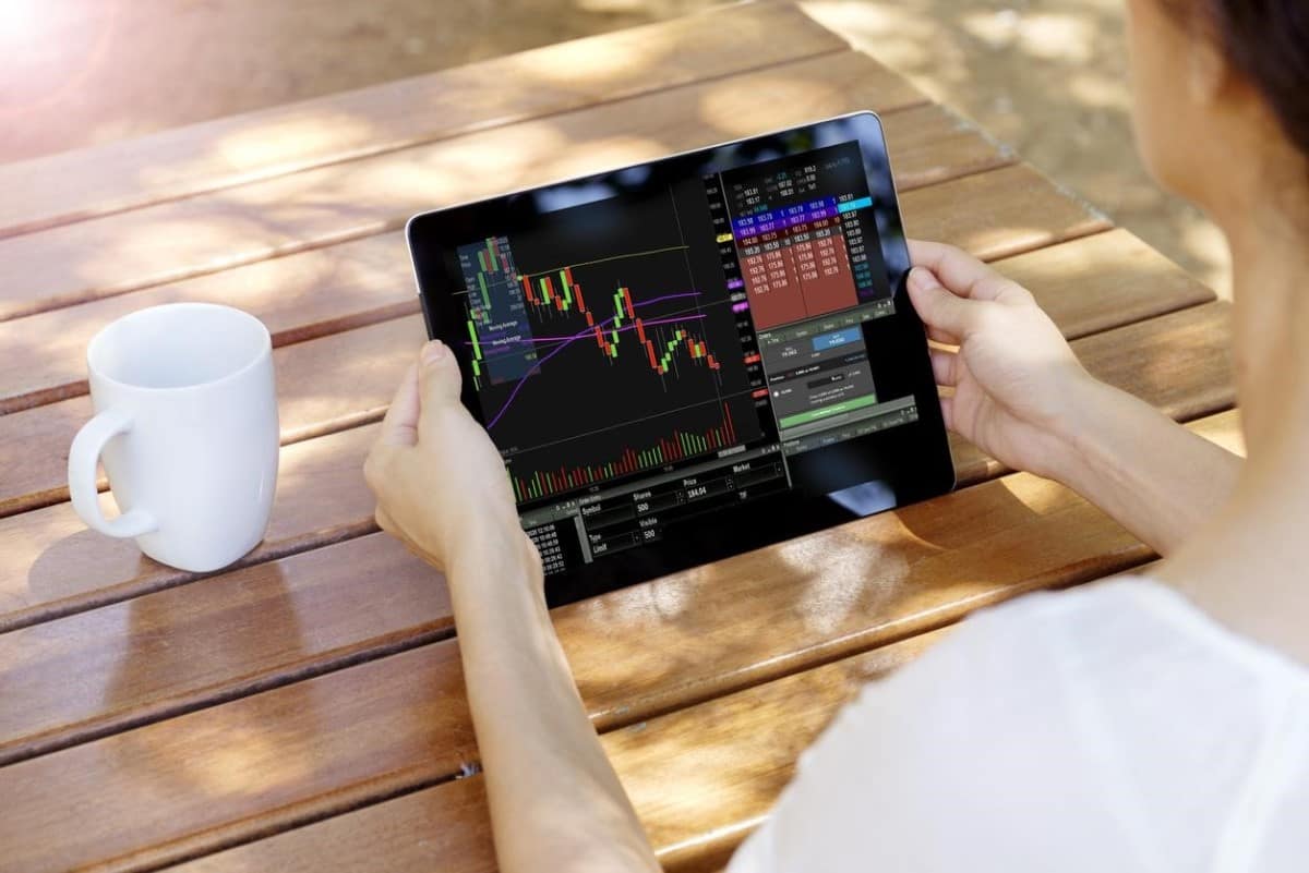 Una trader invierte en línea en opciones binarias.