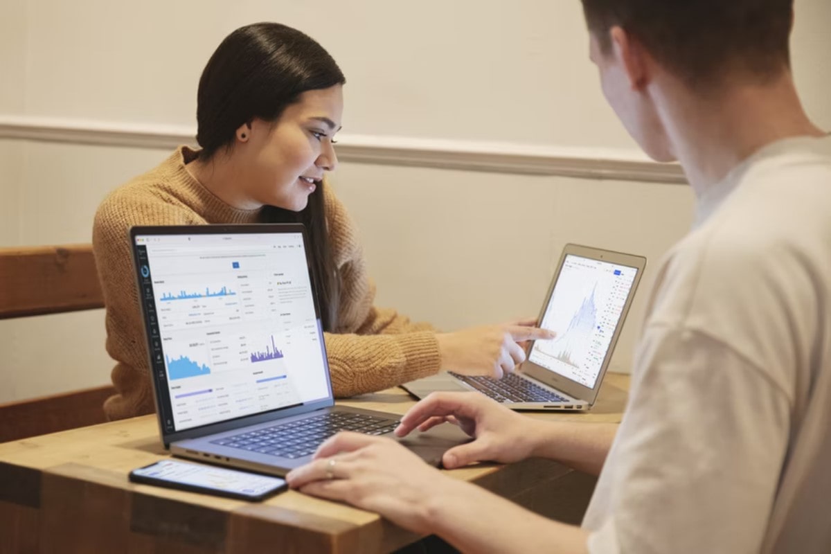 Personas pensando qué es mejor, trading de opciones binarias o CDF.