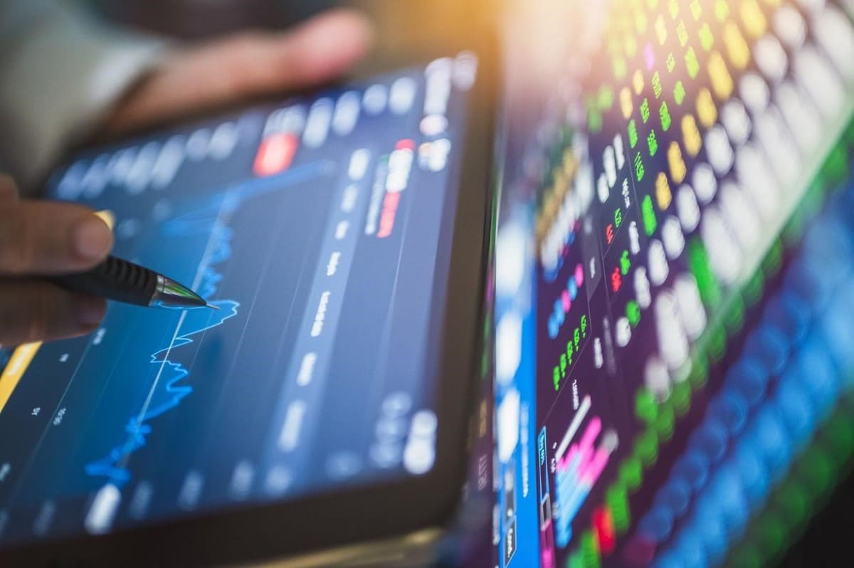 Trader observa patrones gráficos en el mercado Forex.