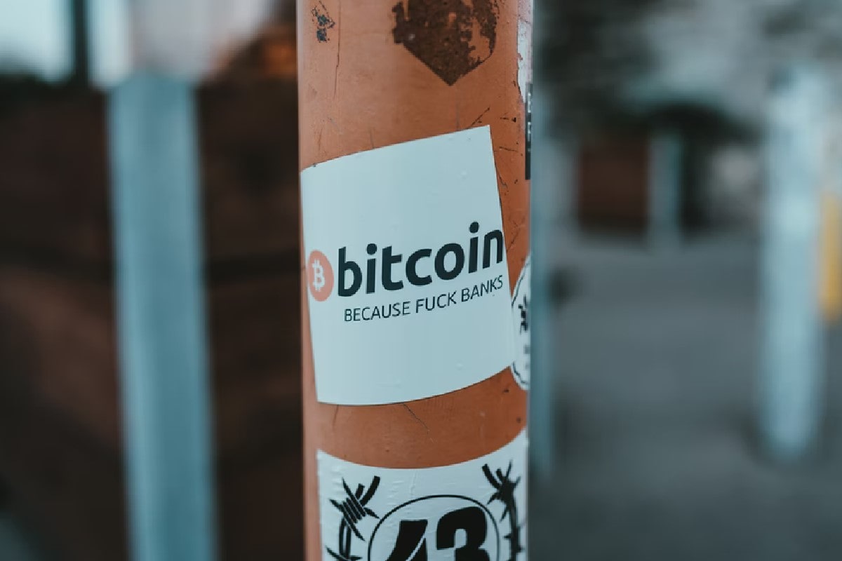 Papel pegado en un poste en la vía pública publicitando el Bitcoin