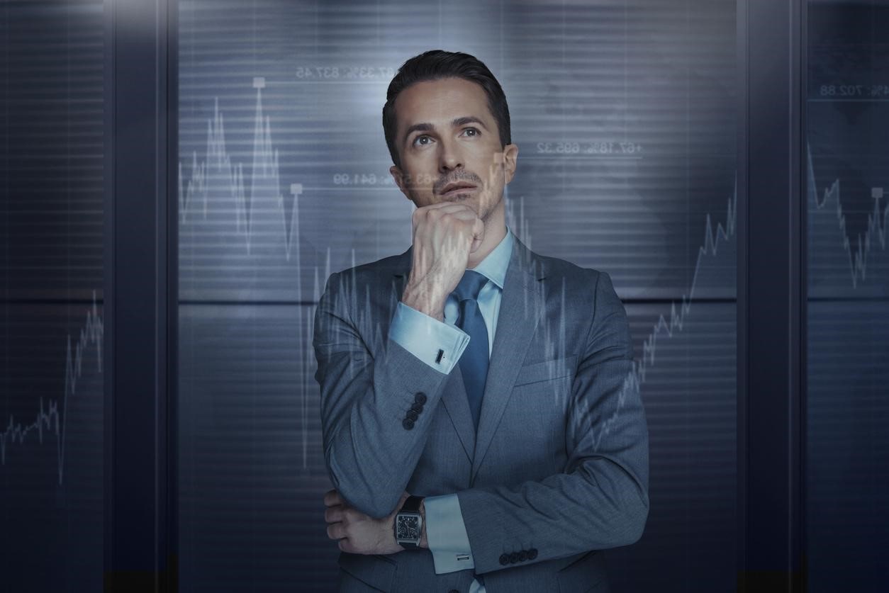 Un empresario observa una gráfica con sus inversiones tratando de identificar si hay un punto crítico.