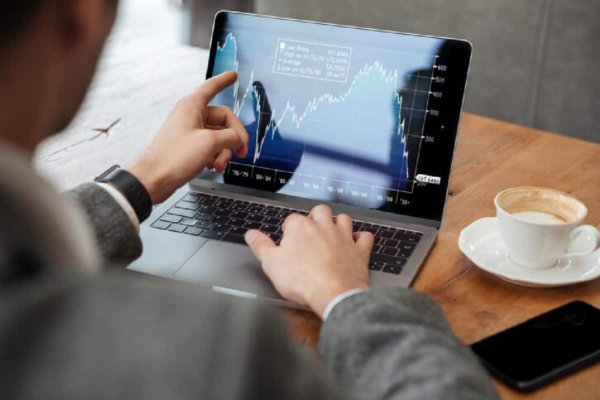 Hombre viendo los gráficos de Ripple.