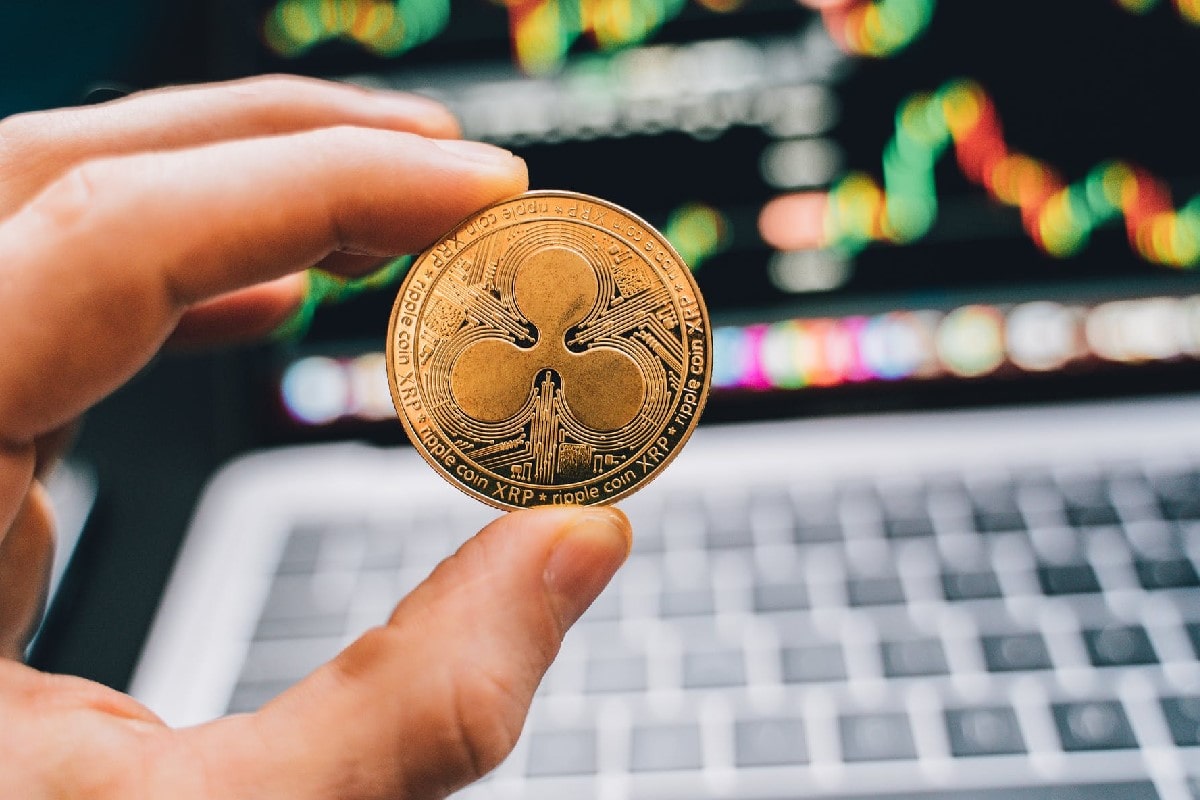 Persona sosteniendo una moneda Ripple