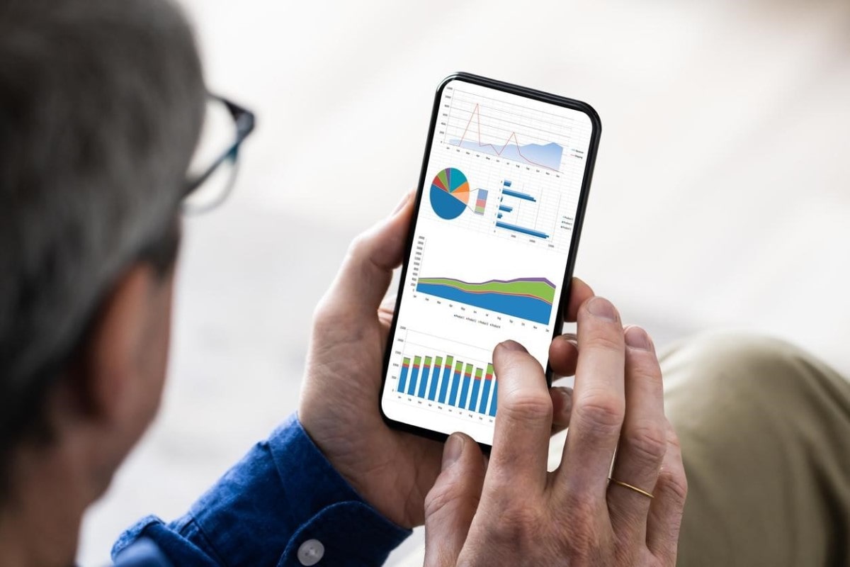 Hombre de negocios investiga sobre los radios financieros de una empresa.