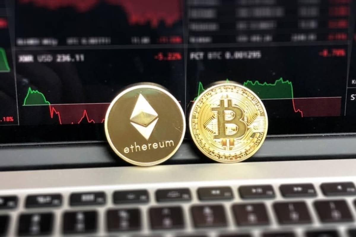 Una mujer viendo su celular y analizando tendencias para invertir en criptomonedas.