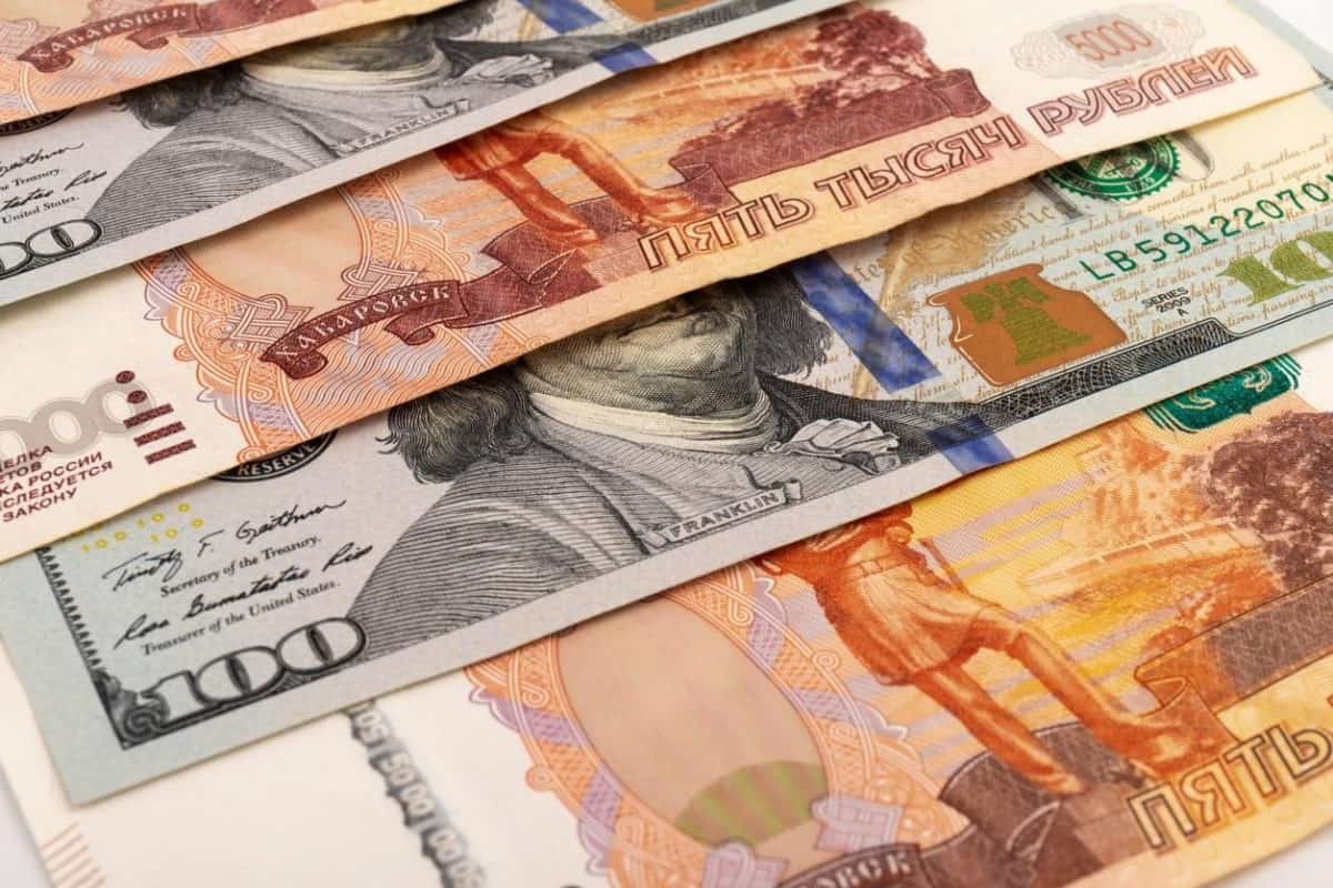 Billetes de 100 dólares combinados con rublos rusos.