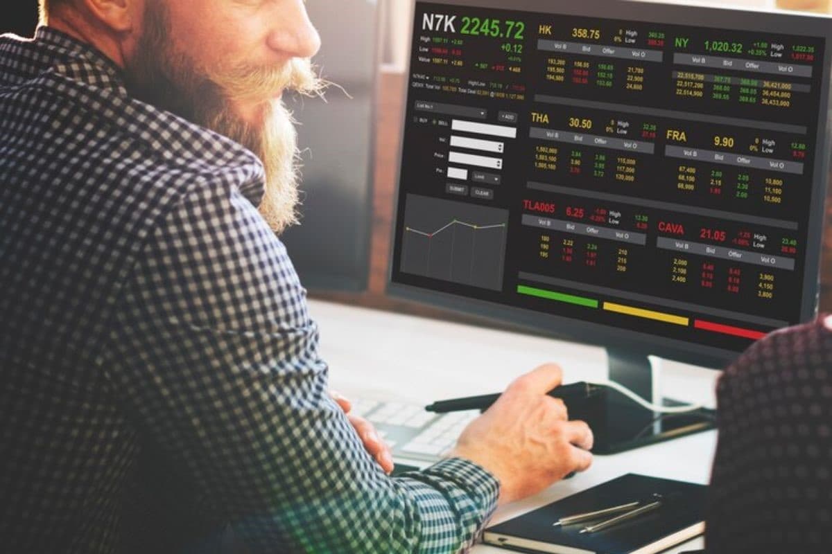 Hombre analizando gráficos de la bolsa de valores