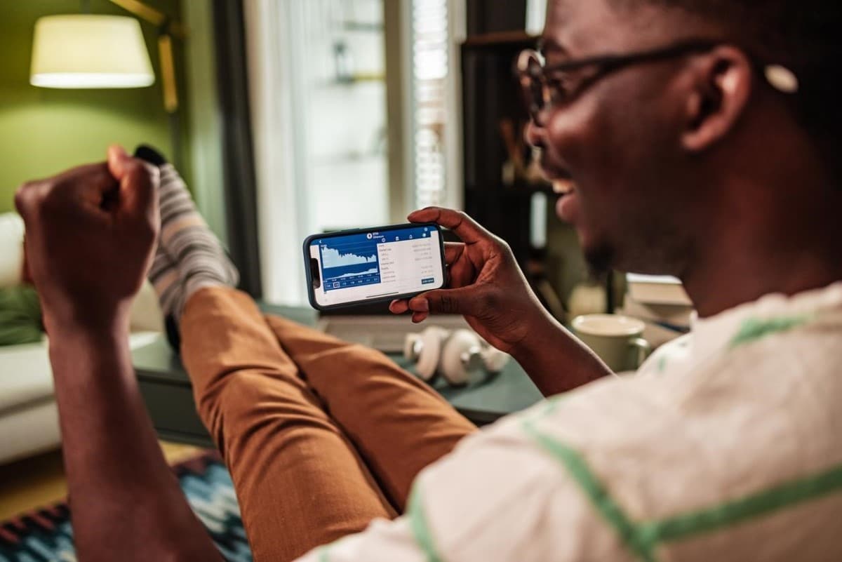 Trader celebra el éxito de su estrategia scalping.