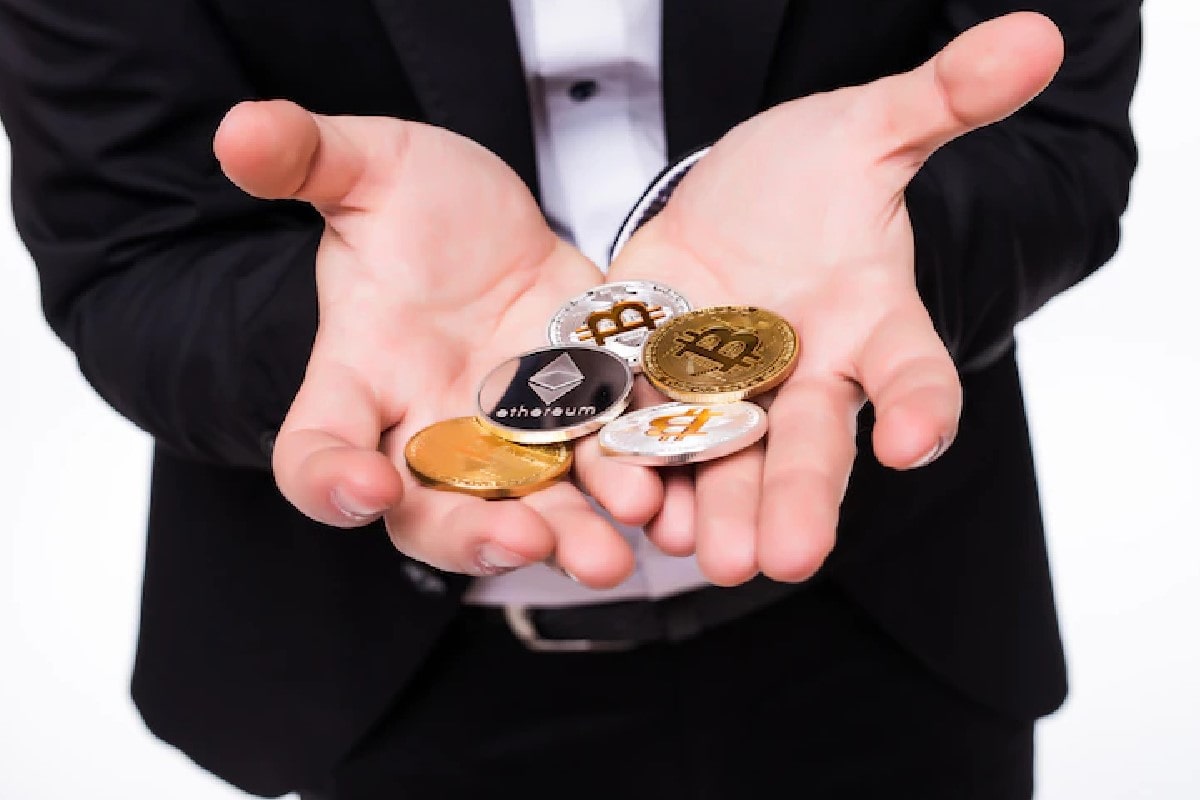 Hombre sosteniendo criptomonedas. ¿Cómo comprar Shiba inu coin en Chile?