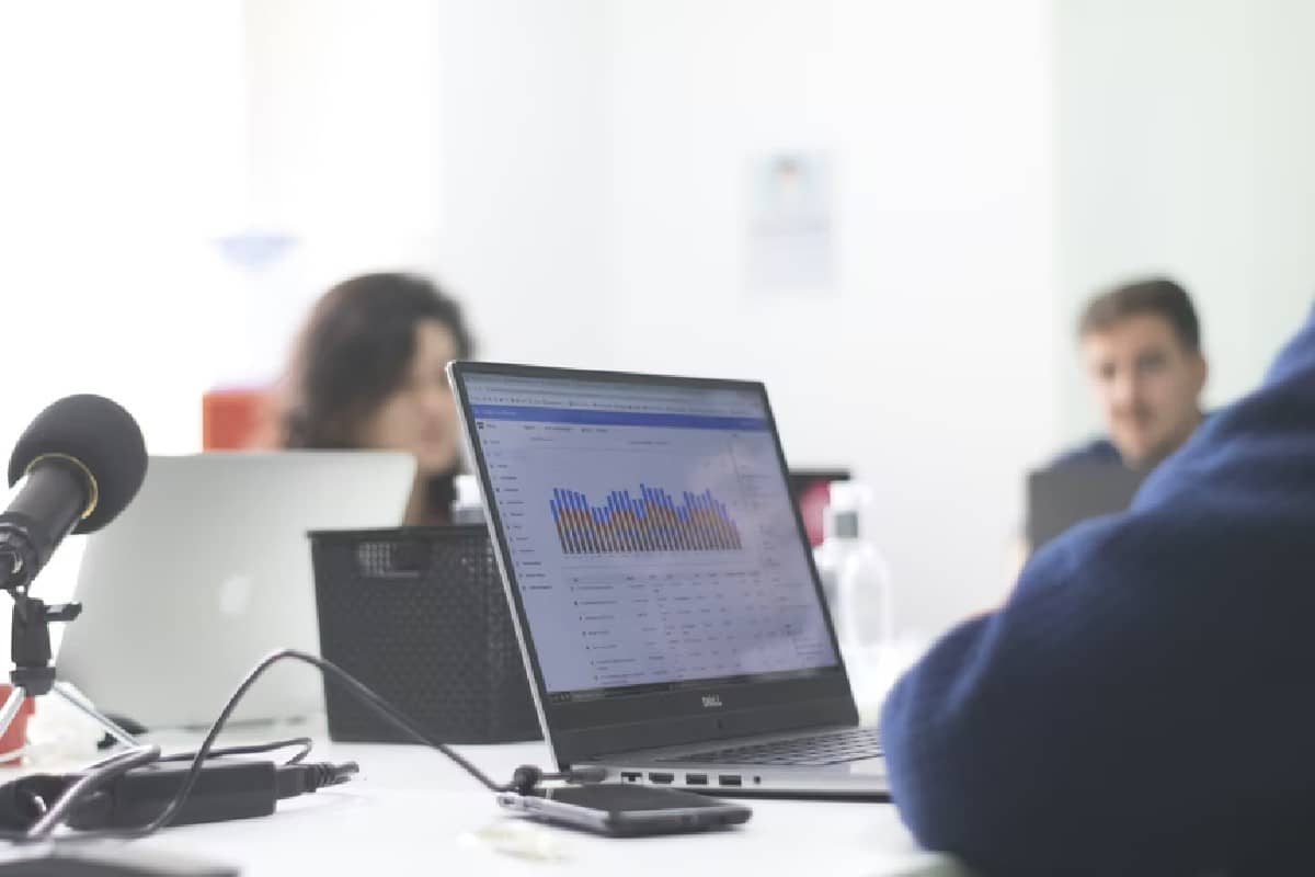 Gráfico de sistemas de trading para Forex en la pantalla de una computadora.