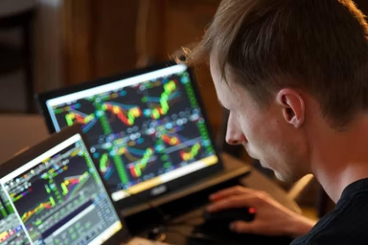 Un trader analizando en las computadoras si invertir en smart contracts.