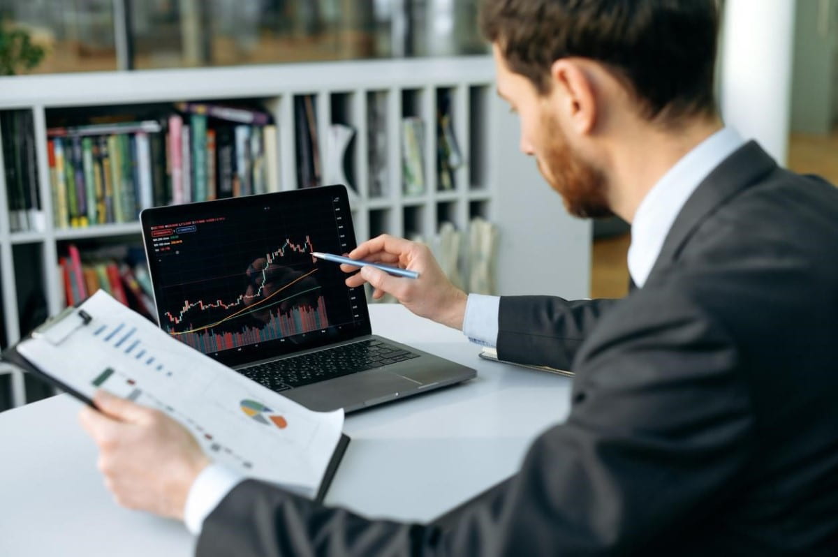 Corredor de bolsa revisa tendencias de diferentes tipos de acciones.