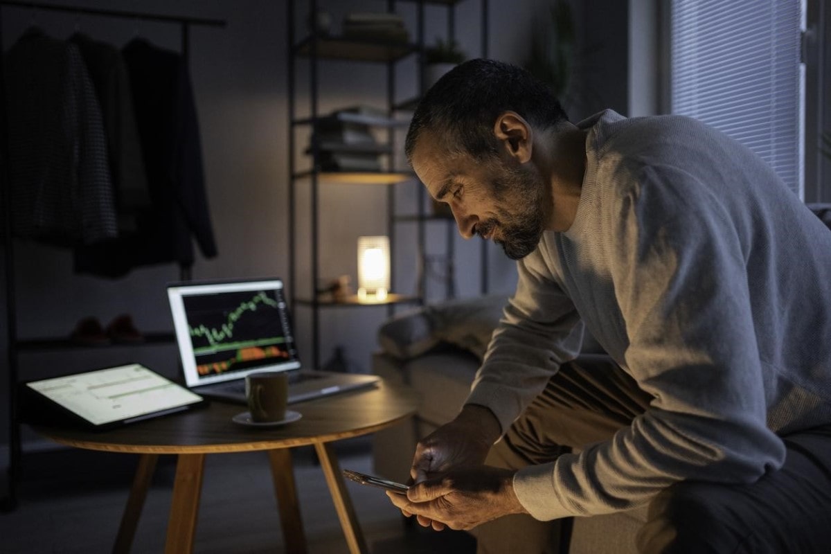 Trader estudia los distintos tipos de inversiones en Colombia.