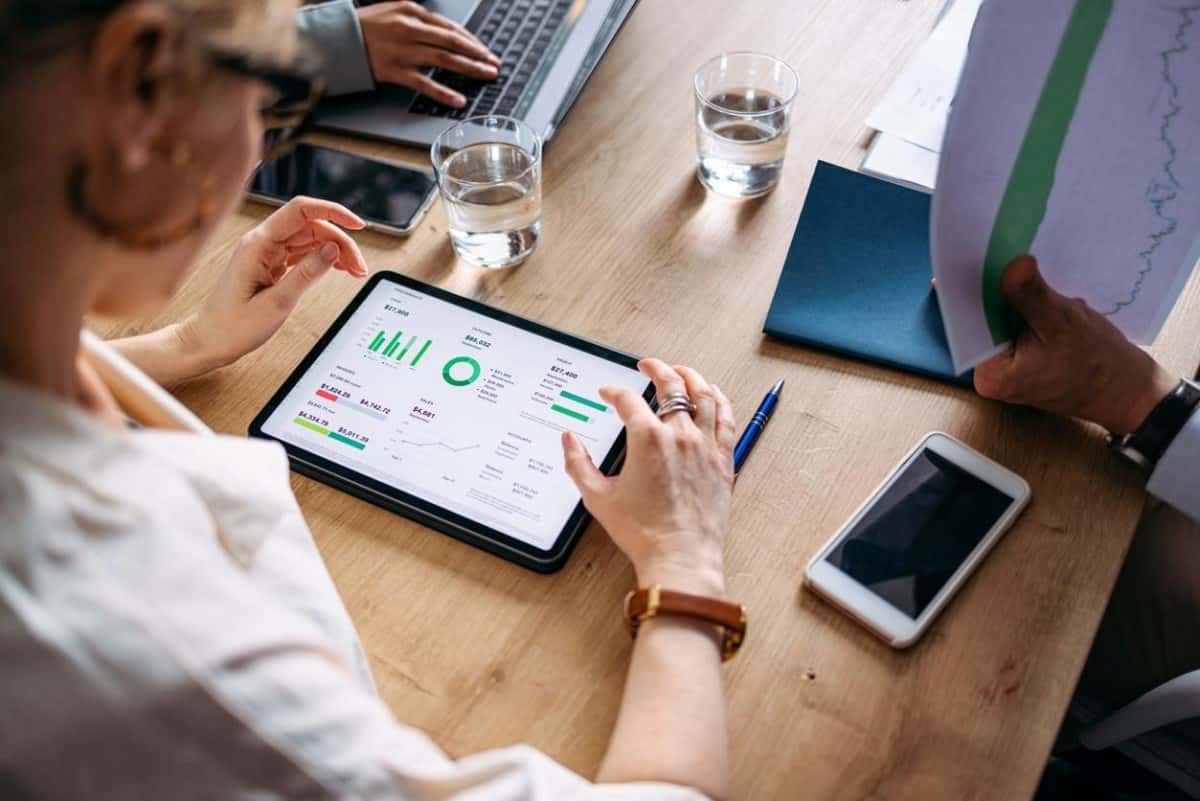 Inversionista revisa datos y estadísticas de mercado gracias a Trading Central.