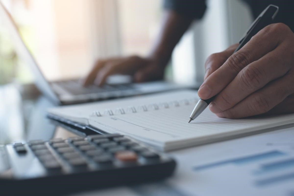 Inversor calculando las posibles ganancias de acceder a un warrant.