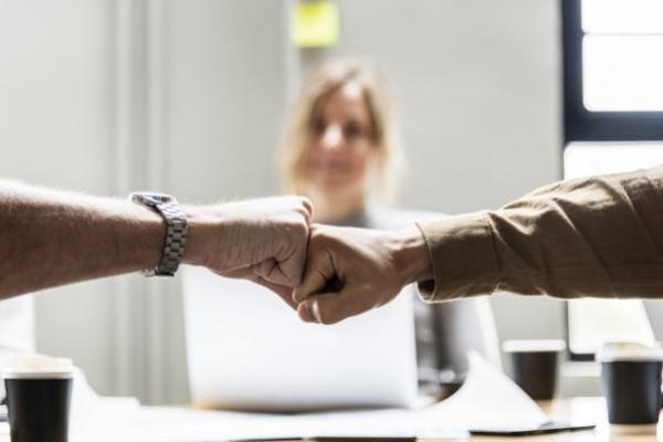 Personas golpeando amigablemente sus manos