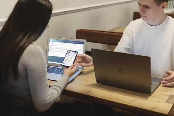 Dos traders se juntan para hacer análisis técnico y detectar un pullback.