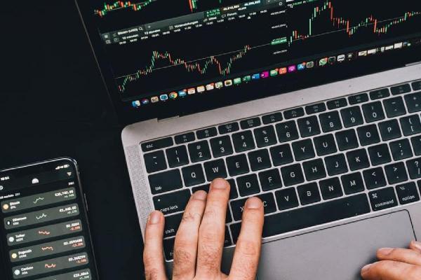 Persona investigando qué es un ETP.