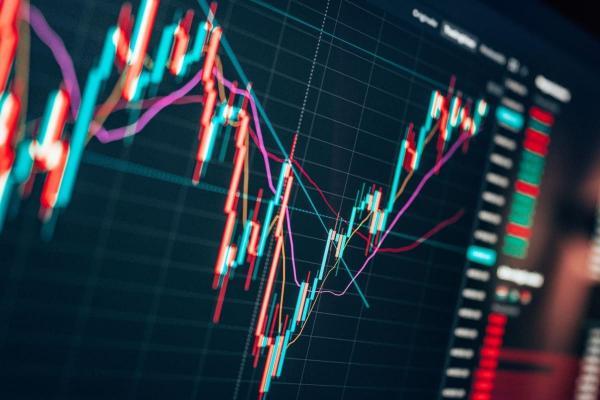 Mide la volatilidad del mercado con la desviación estándar