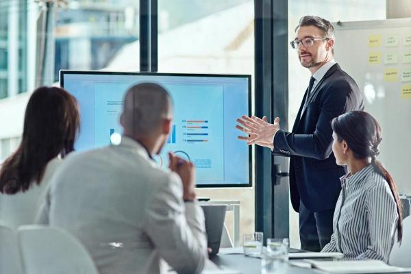 Empresarios analizan estadísticas de su cartera de inversión.