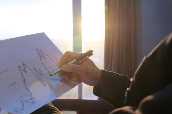 Un operador de acciones analiza un gráfico por indicador de fibonacci trading