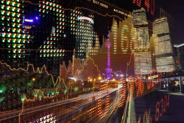 Foto concepto de mercado emergente, Gráficos de tendencia y de fondo Shanghai.