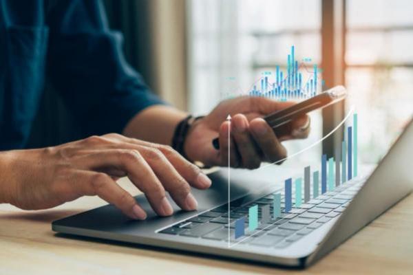 Un empresario indaga en Internet sobre tendencias y tipos de inversión en Colombia.